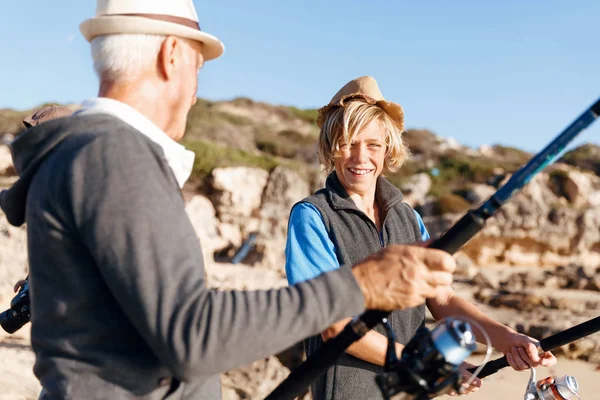 Adolescente ragazzo pesca in mare — Foto Stock