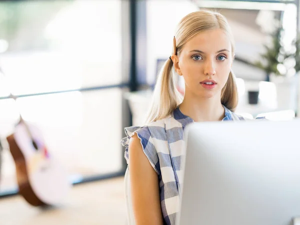 Young woman working in office — Stock Photo, Image