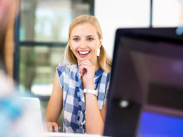 Ung kvinna ler i office — Stockfoto