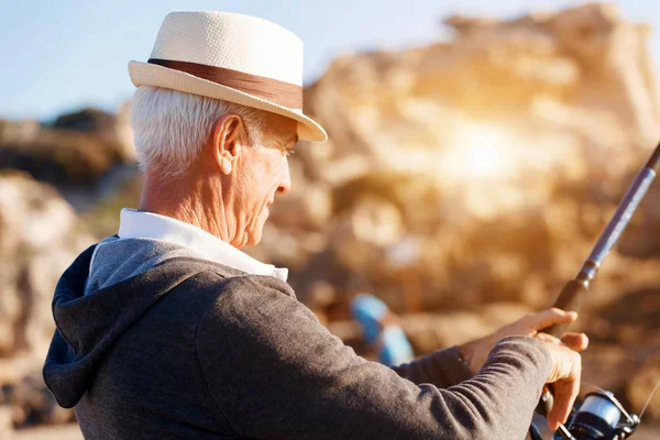 Senior mens vissen op zee zijkant — Stockfoto