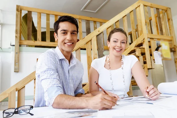 Dos jóvenes arquitectos en el cargo — Foto de Stock