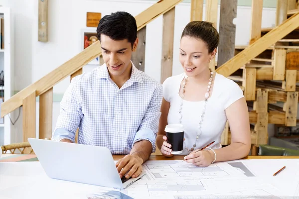 Dos jóvenes arquitectos en el cargo — Foto de Stock