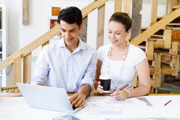 Dos jóvenes arquitectos en el cargo — Foto de Stock