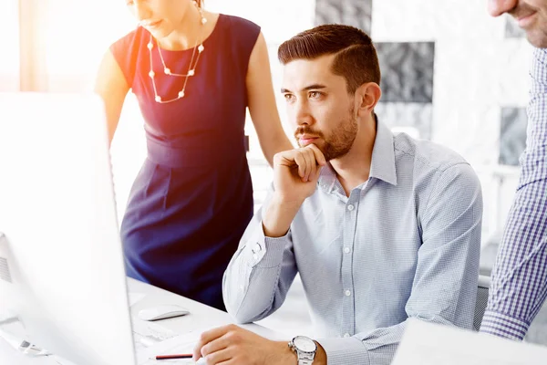 Les gens d'affaires dans le bureau moderne — Photo