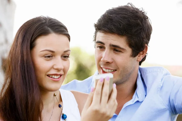 Young couple in the park — Stock Photo, Image