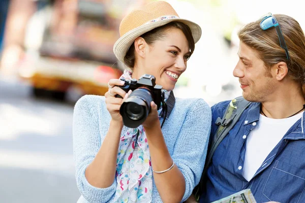 Couple souriant avec la caméra — Photo
