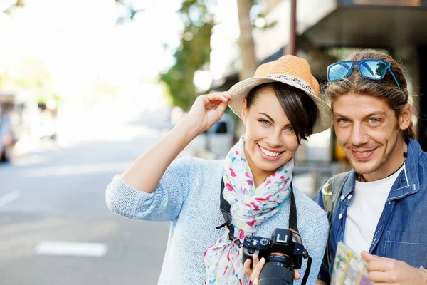 Lachende paar met de camera — Stockfoto