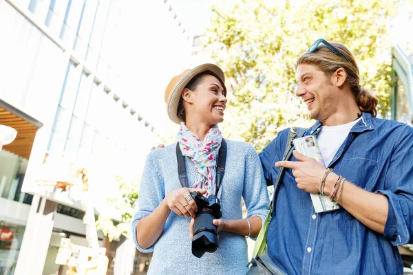 Lachende paar met de camera — Stockfoto