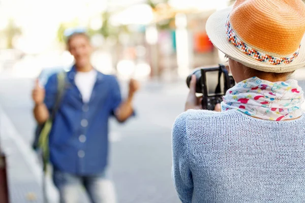 Sorrindo casal com a câmera — Fotografia de Stock