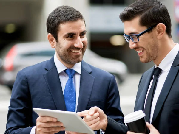 Twee zakenlieden praten buiten — Stockfoto