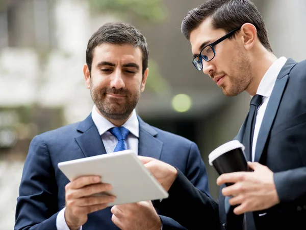 Dos hombres de negocios hablando al aire libre — Foto de Stock