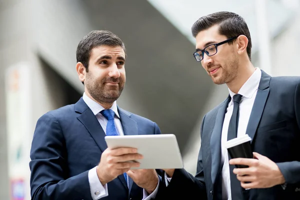 Dos hombres de negocios hablando al aire libre — Foto de Stock