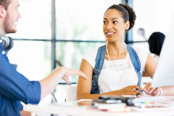 Portrait of smiling afro-american office worker sitting in offfice — Stock Photo, Image