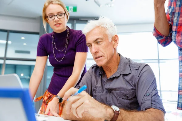 Collega's samen te werken — Stockfoto