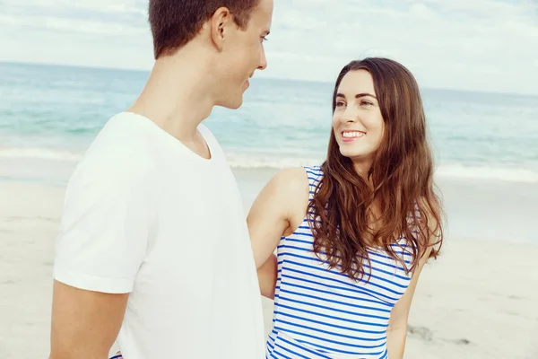 Romantyczna para młodych stojących na plaży — Zdjęcie stockowe