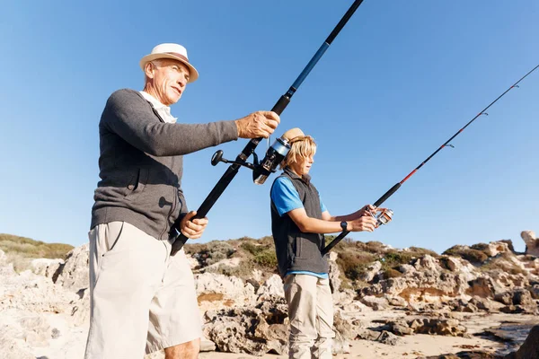 孫と一緒に釣りをする老人 — ストック写真