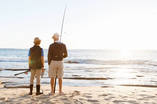 Senior homme pêche avec son petit-fils — Photo