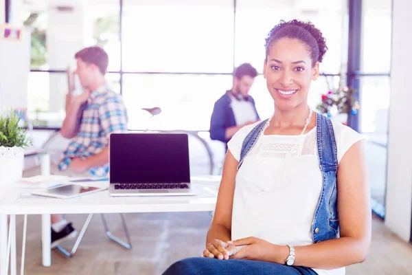 Portrait of smiling afro-american office worker in offfice with her colleagues — Stock Photo, Image