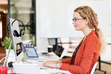 Görevdeki genç bayan.