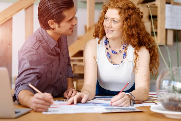 Ofisteki iki genç mimar