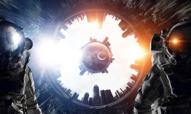 Astronot uzayda. Karışık teknik