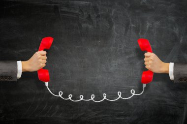 Alıcı elinde telefon