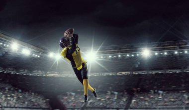 Merkezi oyuncu topu elinde. Karışık teknik