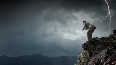 Üstten dalış iş adamı. Karma ortam. Karışık teknik