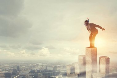 Üstten dalış iş adamı. Karma ortam. Karışık teknik