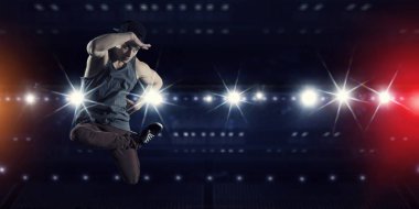 B-boy bazı performans taşır. Karışık teknik