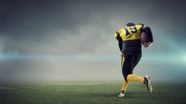 Topu elinde ile çalışan Merkezi oyuncu. Karışık teknik