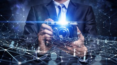 Elinde kamera olan adam