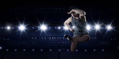 B-boy bazı performans taşır. Karışık teknik