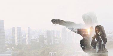 Başarı için kavga ediyordur. Karışık teknik