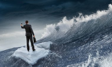 Yüzen buz kütlesi buz denizde sörf