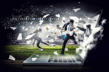 Sanal kask içinde adam. Karışık teknik