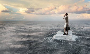 Yüzen buz kütlesi buz denizde sörf