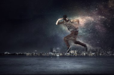 B-boy bazı performans taşır. Karışık teknik