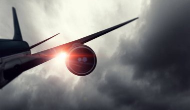 Gece gökyüzünde uçak