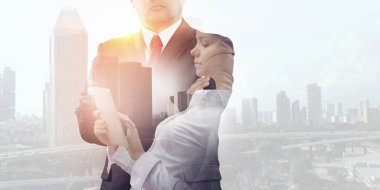 Tablet üzerinde çalışan çekici iş kadını