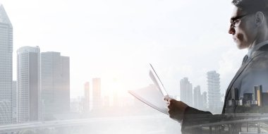 İşadamı modern şehir arka plan