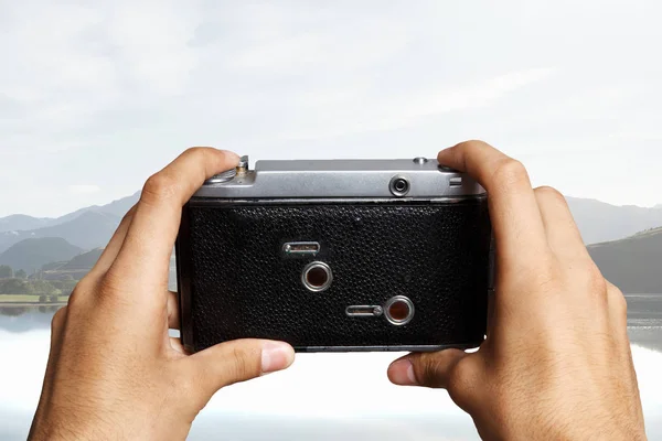 Alte analoge Kamera auf männlichen Händen — Stockfoto