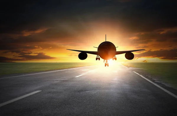 Airliner landing on runway — Stock Photo, Image