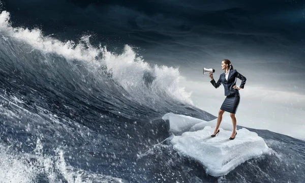 Yüzen buz kütlesi buz denizde sörf