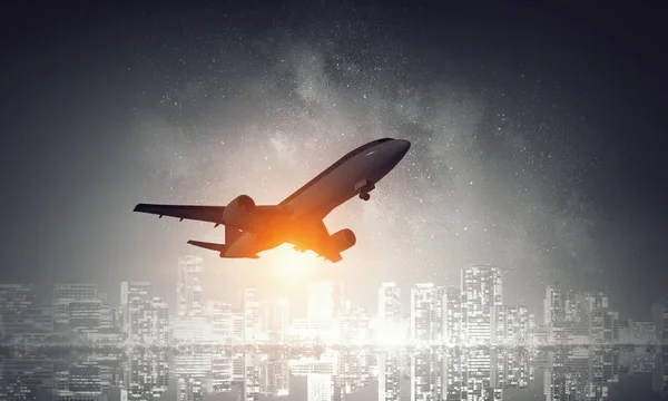 Samolot pasażerski w nocne niebo — Zdjęcie stockowe