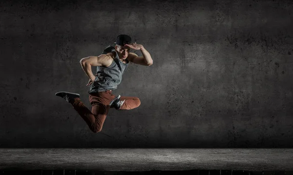 B-boy realizando algunos movimientos. Medios mixtos — Foto de Stock