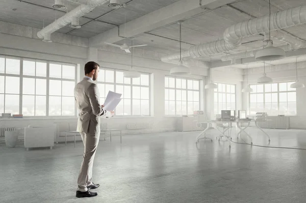 Homme d'affaires dans l'intérieur de bureau moderne. Techniques mixtes — Photo