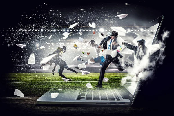 Sanal kask içinde adam. Karışık teknik