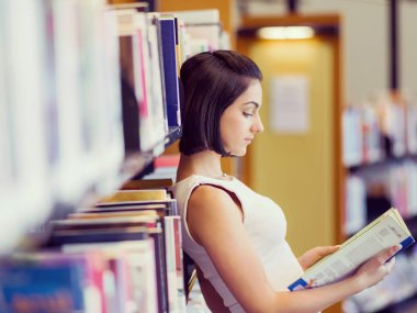 Mutlu kız öğrenci Kütüphanesi'nde