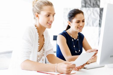 Ofiste iki bayan meslektaşım var.